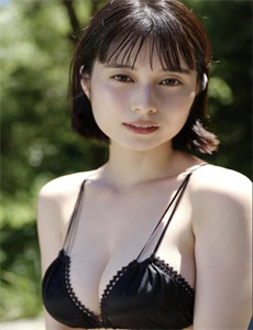 《SM高潮失禁调教强制抬腿器-男生亲吻女生胸部》